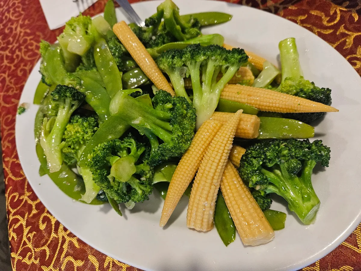 Snow Peas Broccoli Baby Corns in Garlic Sauce