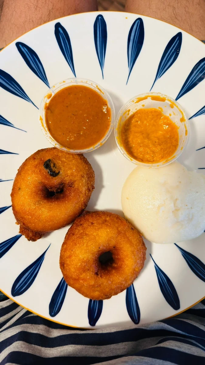 Medhu Vada 3pcs with Chutney and Sambar