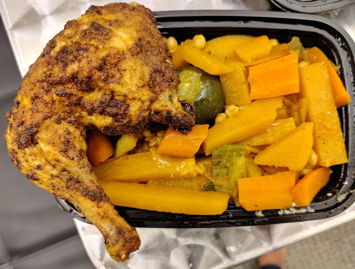 Couscous Aux Légumes Servi Avec Une Cuisse De Poulet Les Plats Chauds Hot Dishes Special