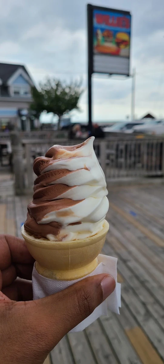 Soft Serve Split, Willie's