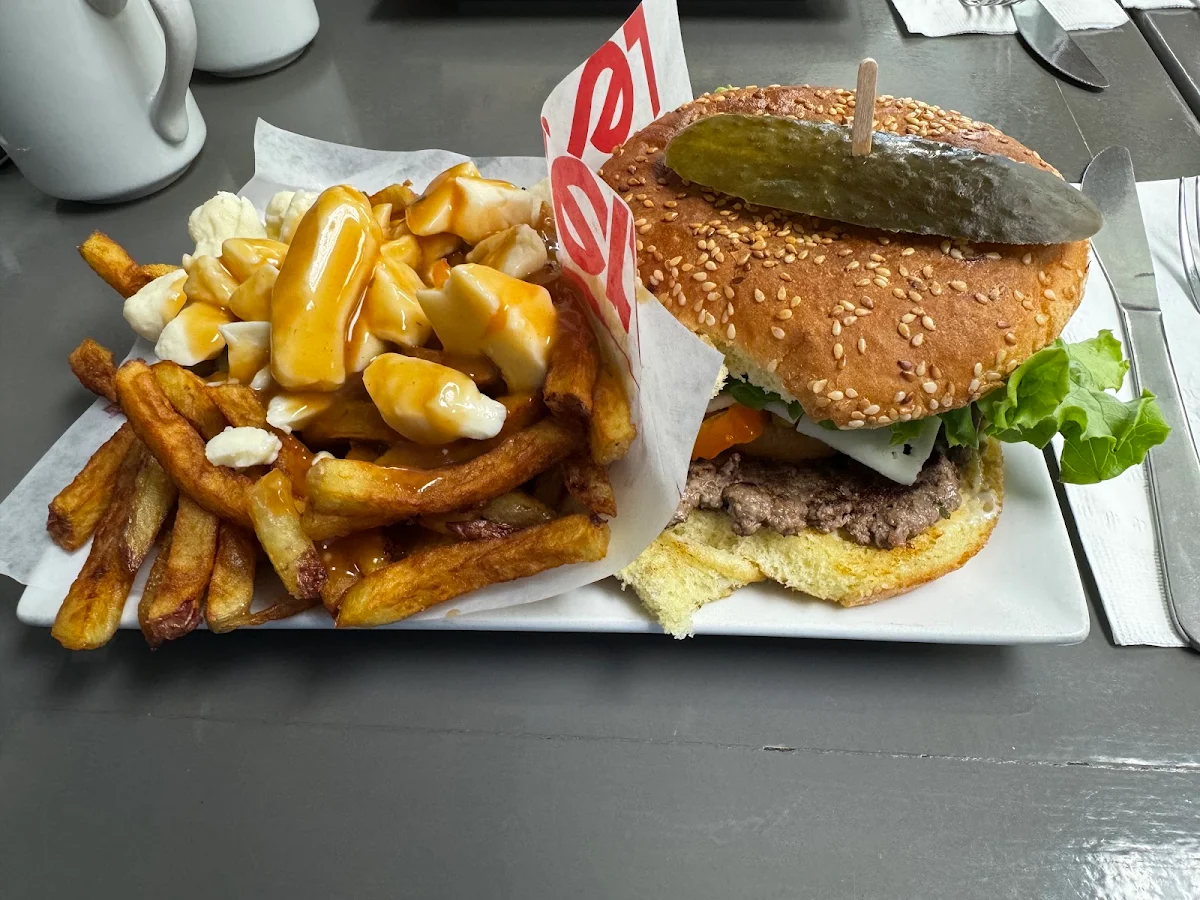 Cheese Burger & Poutine