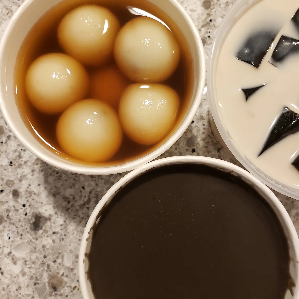 Sweet Sesame Rice Ball with Ginger Soup