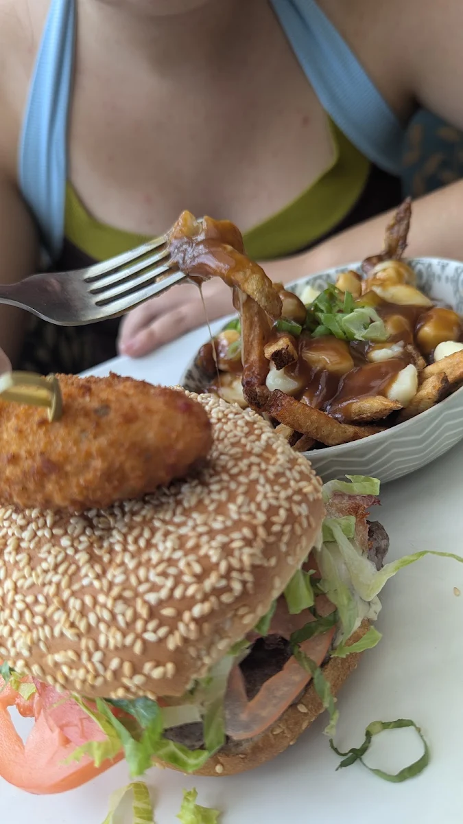 Burger-Poutine, Oiseau Bleu Marché Café