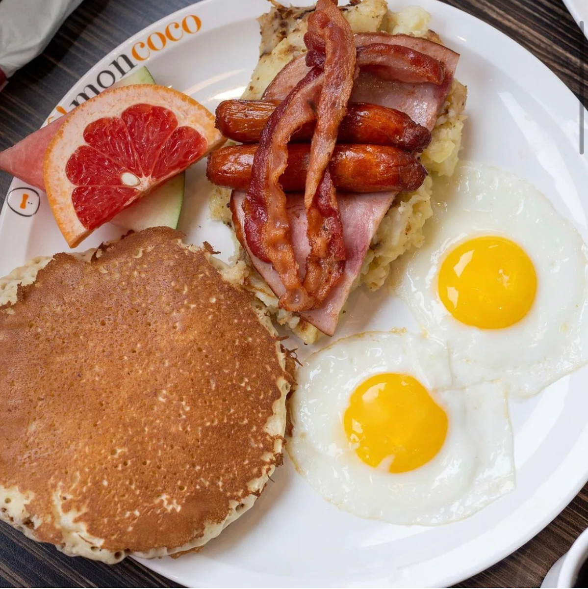 Un Œuf Bacon & Petite Crêpe Aux Fruits