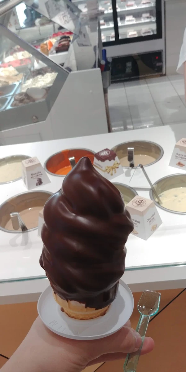 Cornet À la Crème Glacée À la Vanille Trempé Dans Du Chocolat Noir À L'orange