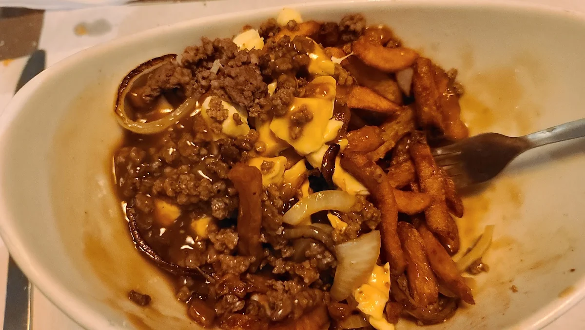 Poutine Avec Viande Hachée Et Oignon