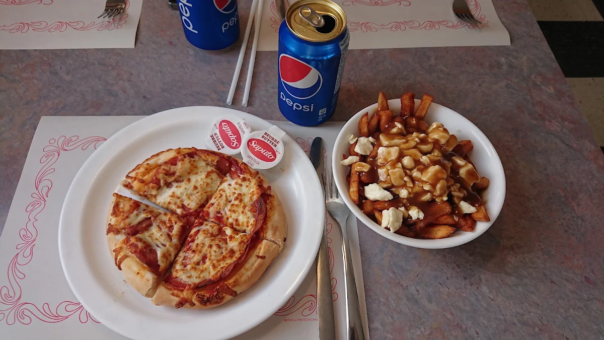 Combo Poutine Pizza Avec Un Pepsi