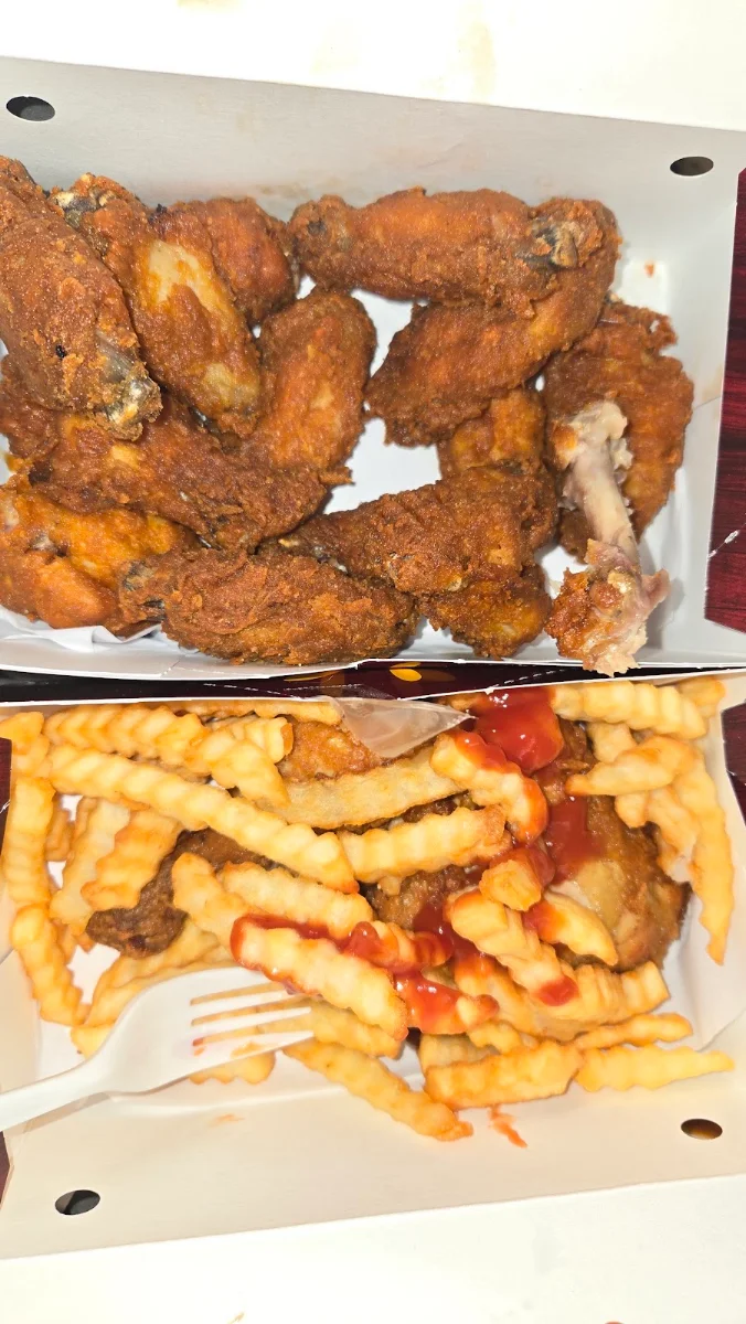 Chicken Wings with Fries