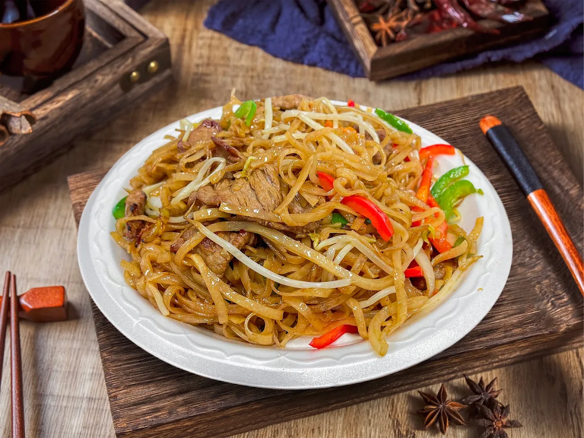 Stir-Fried Rice Noodle with Beef