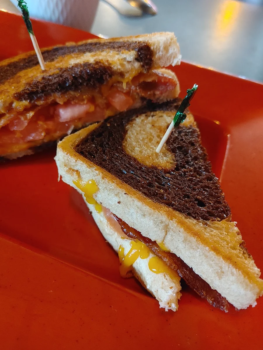 Grilled Cheese with Bacon and Tomato