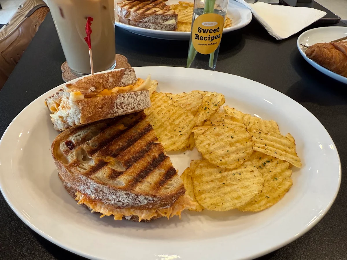 Tuna Sandwich & Chips