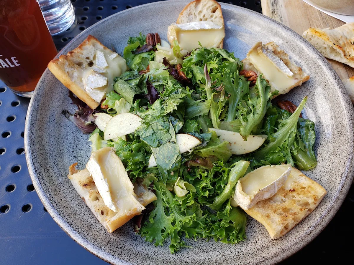 Salade Tiède À la Pomme Et Au Camembert Végétarien Warm Apple And Camembert Salad Vegetarian