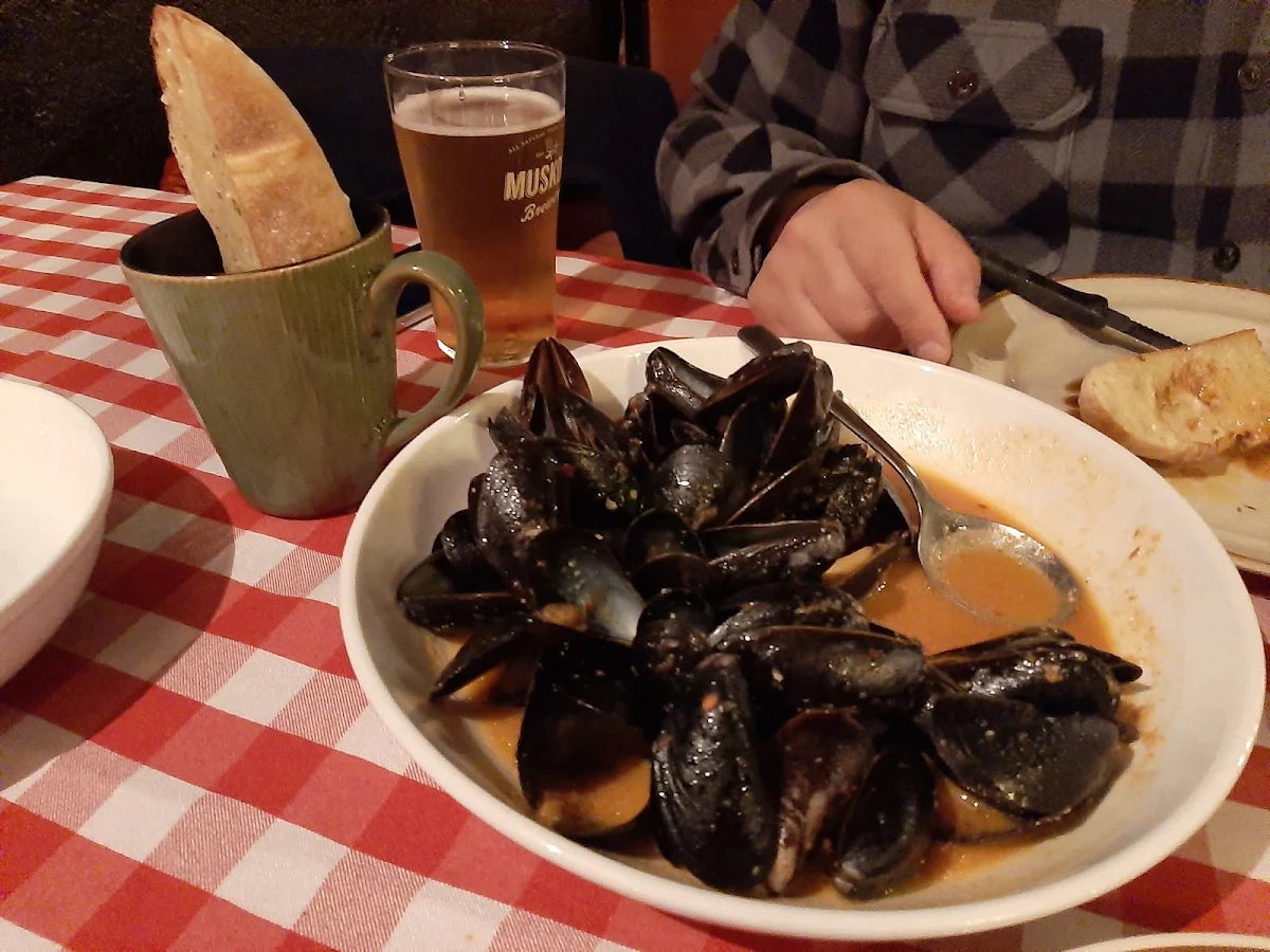 Fresh Chili Mussels Hot Pot