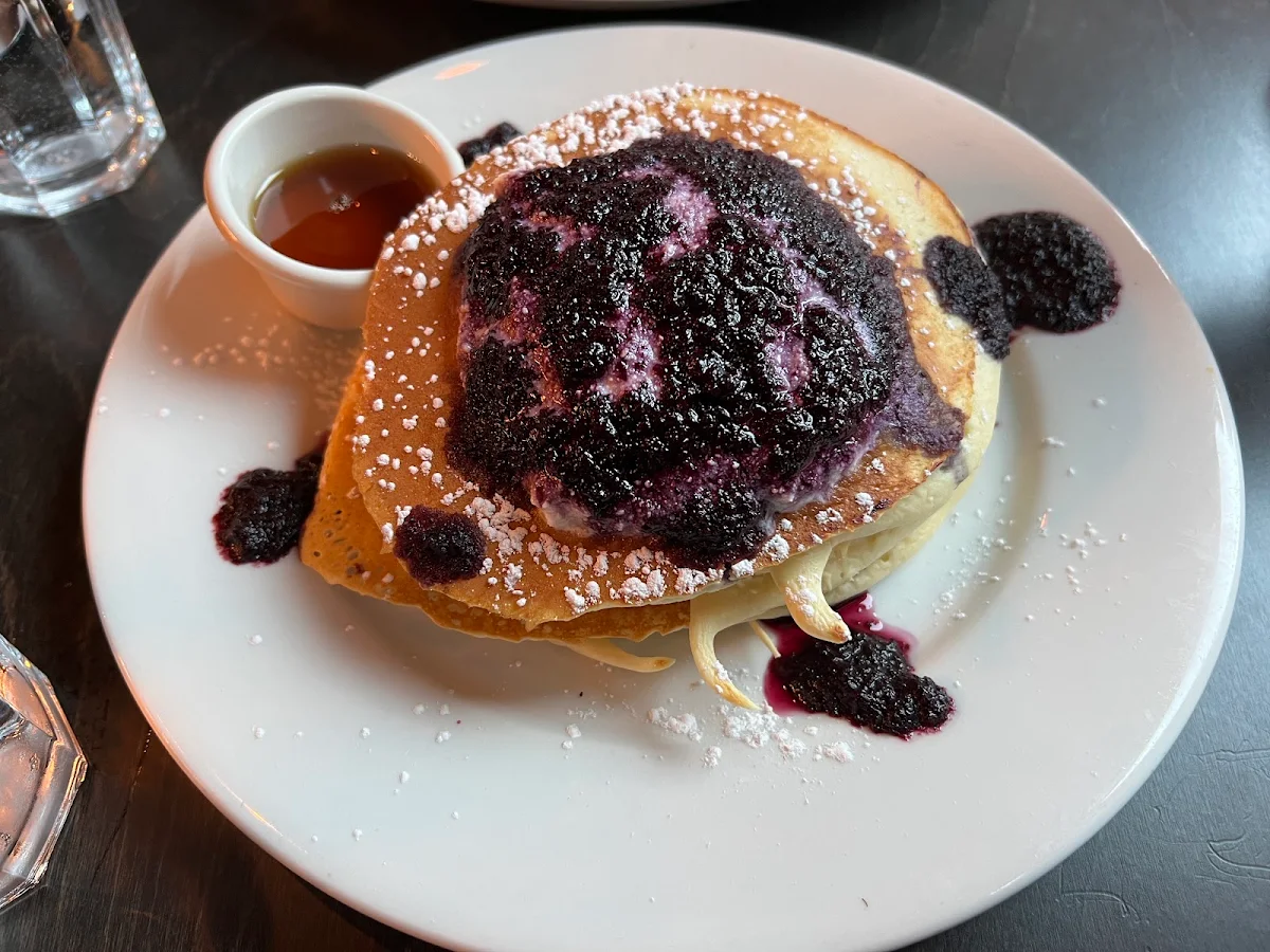 Crêpes Aux Pépites de Chocolat Et Aux Bleuets Pancakes With Chocolate Chips And Blueberries