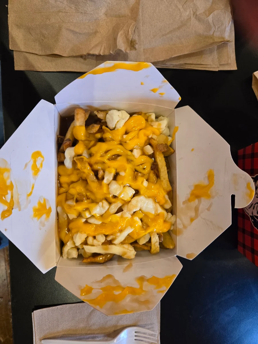 Standard Poutine w Cheese Sauce