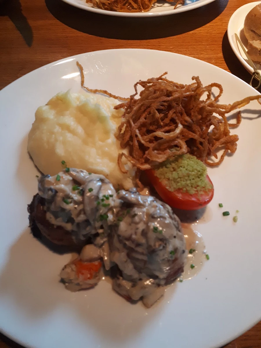 Blackened Sirloin Crab Cake Oscar