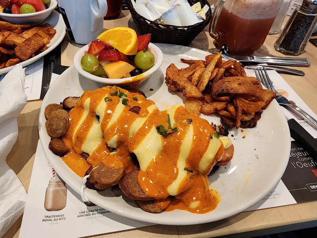 Oeuf Bénédictine Saucissier Avec Sauce Hollandaise Épicée