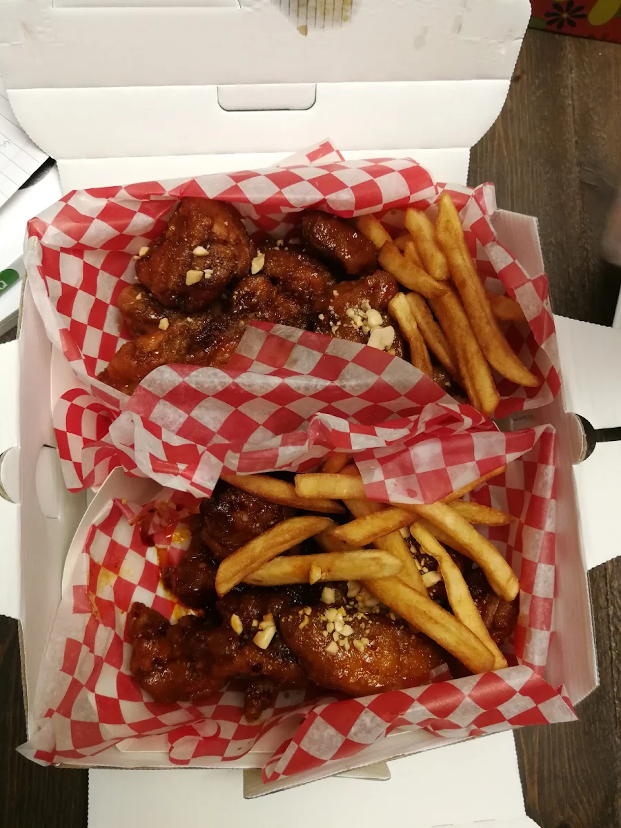 Chicken Wings with Fries