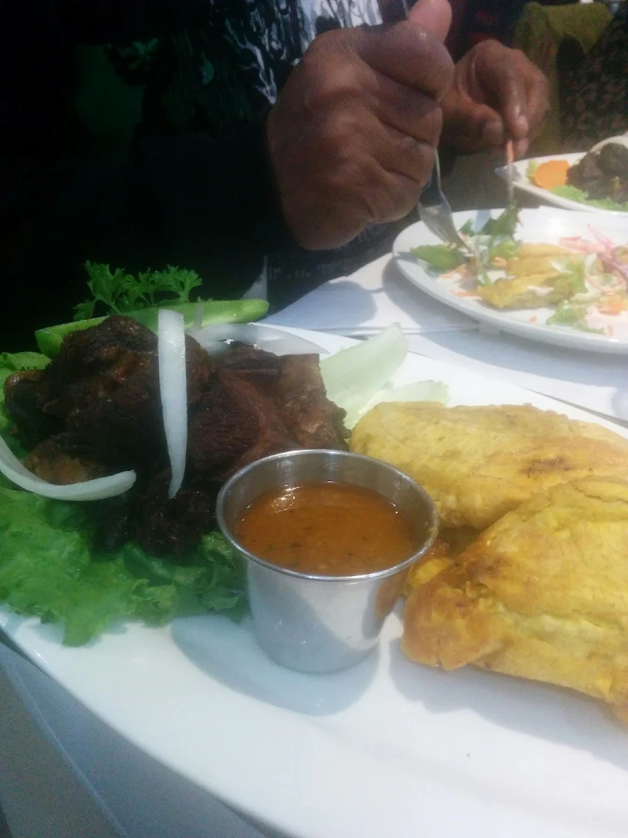 Cabrit Frit Et Bananes Plantains Frites