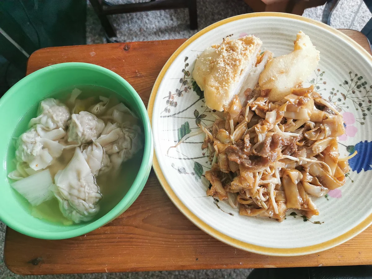 Almond Chicken Wonton Soup Beef Chow Fun