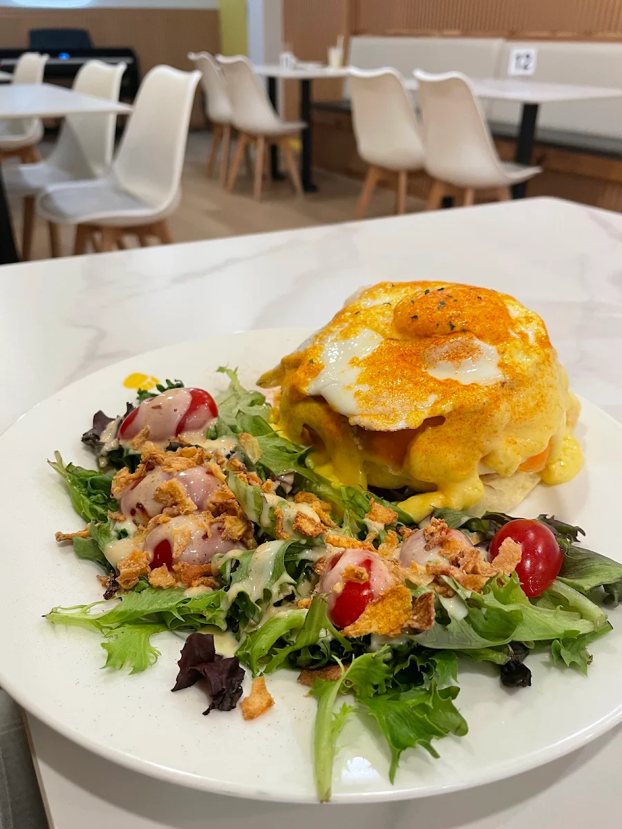 Eggs Benedict with Smoked Salmon