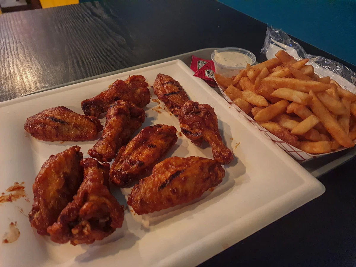 Chicken Wings with Fries
