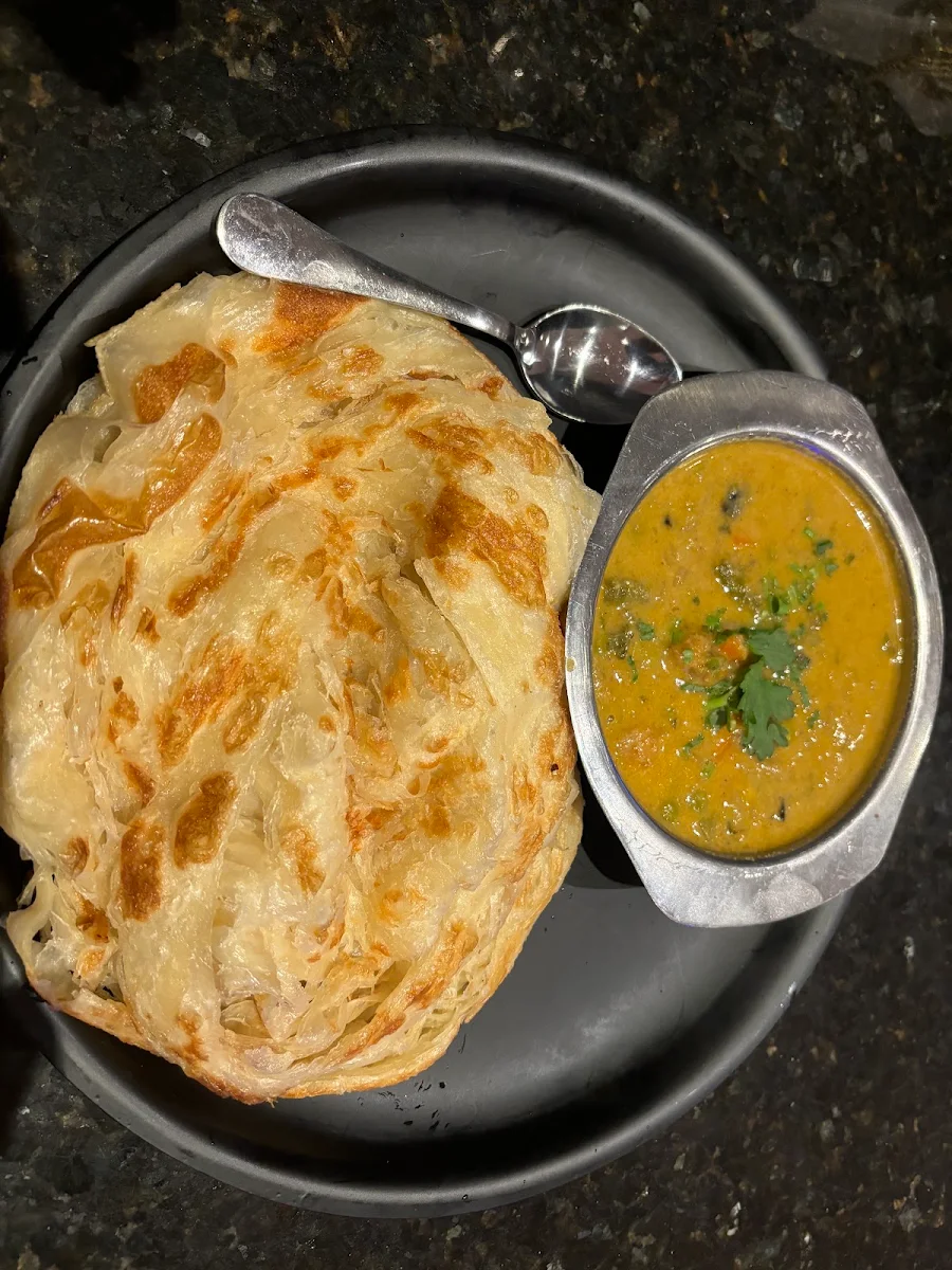 Set Parotta 2 Pieces Combo with Chettinad Chicken Curry