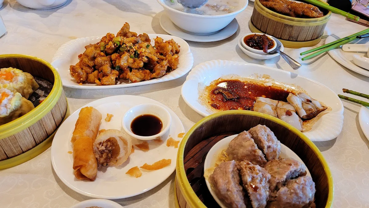 Beef Tendons Steamed Shrimp Dumplings Fried Halibut Beef Rice Roll
