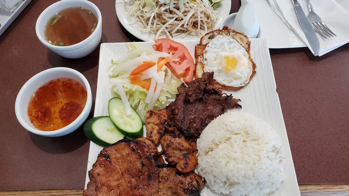 Mytho Style Seafood and BBQ Pork with Clear Noodles