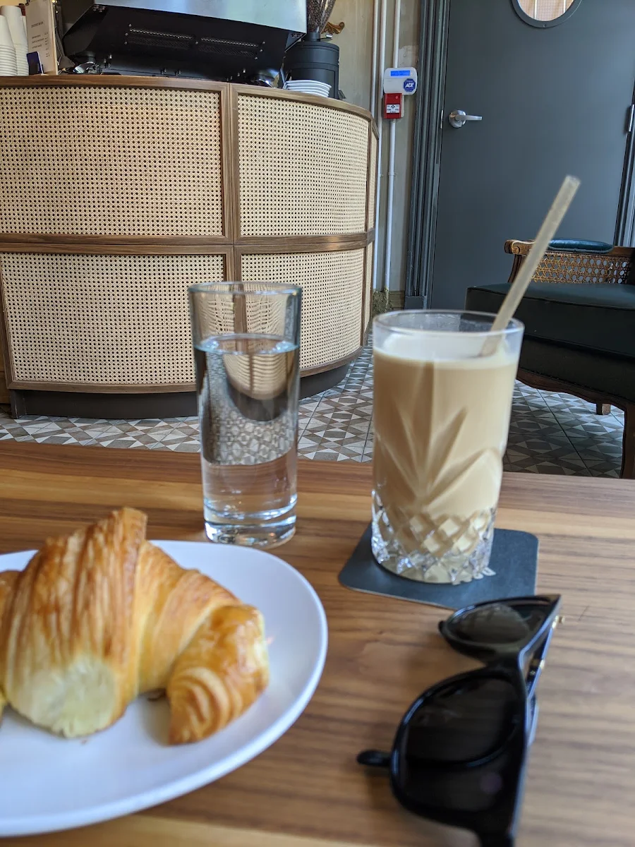 Croissant Et Café Glacé