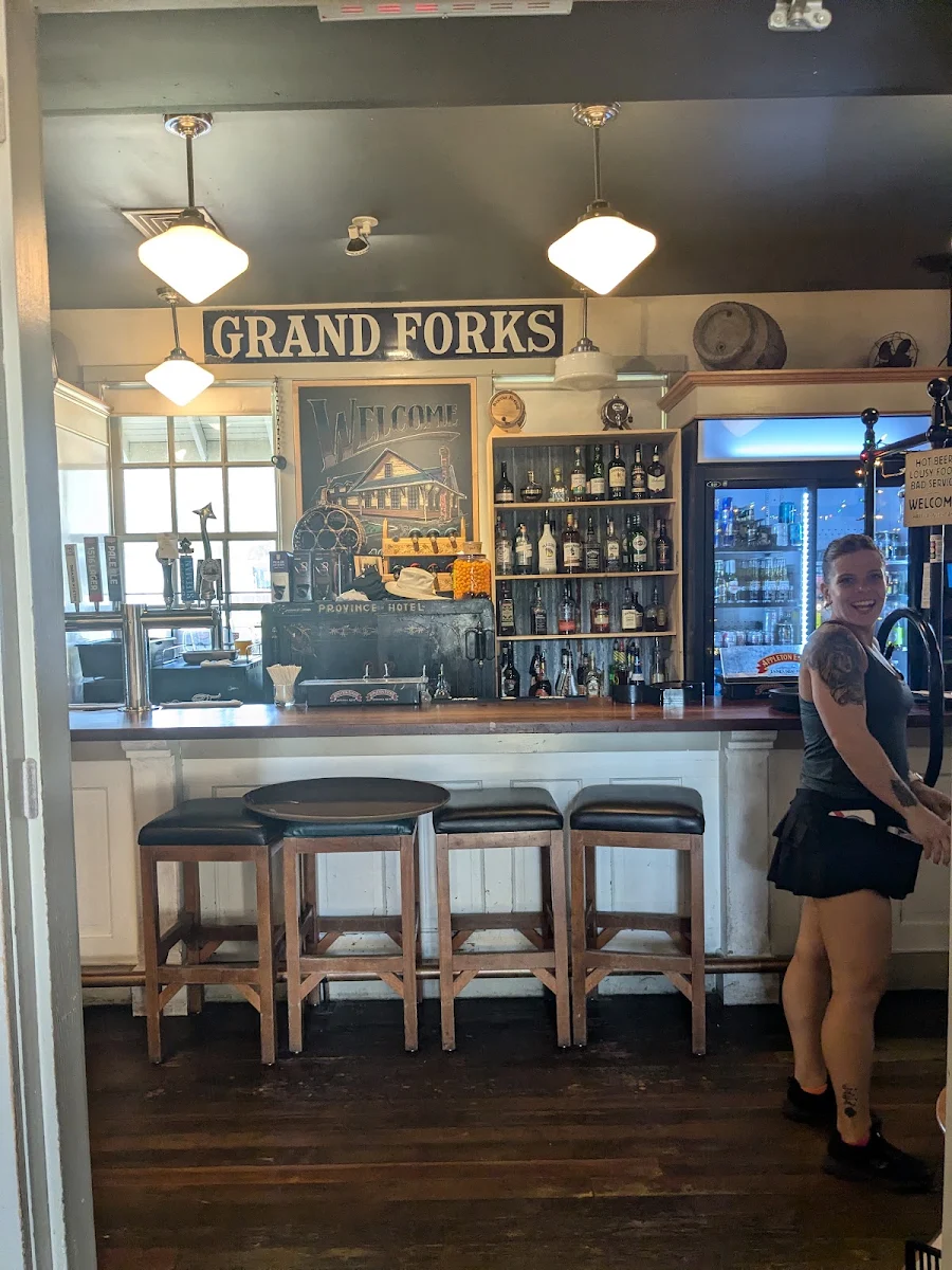 Vibe, Grand Forks Station Pub