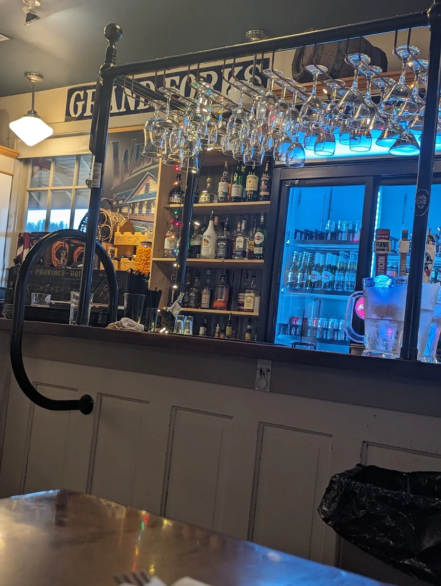 Vibe, Grand Forks Station Pub