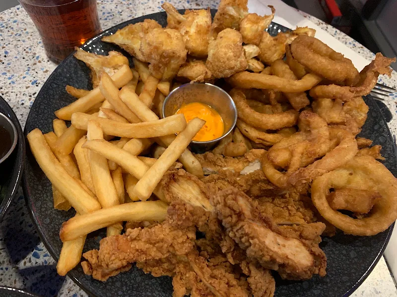 Aqsarniit lounge