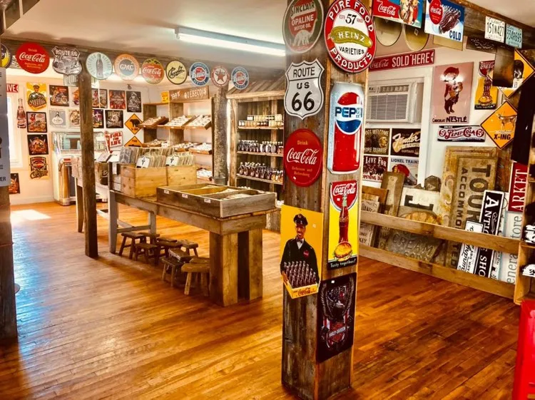 Casse-croûte Bar Laitier , Route 138/Confiserie Charlevoix