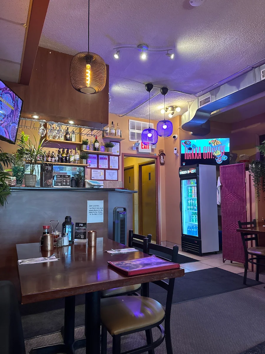 Vibe, Everest Hakka House