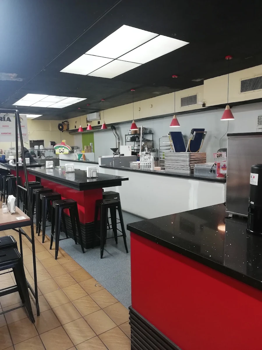 Vibe, Tres Panaderos - Pastry & Coffee Shop