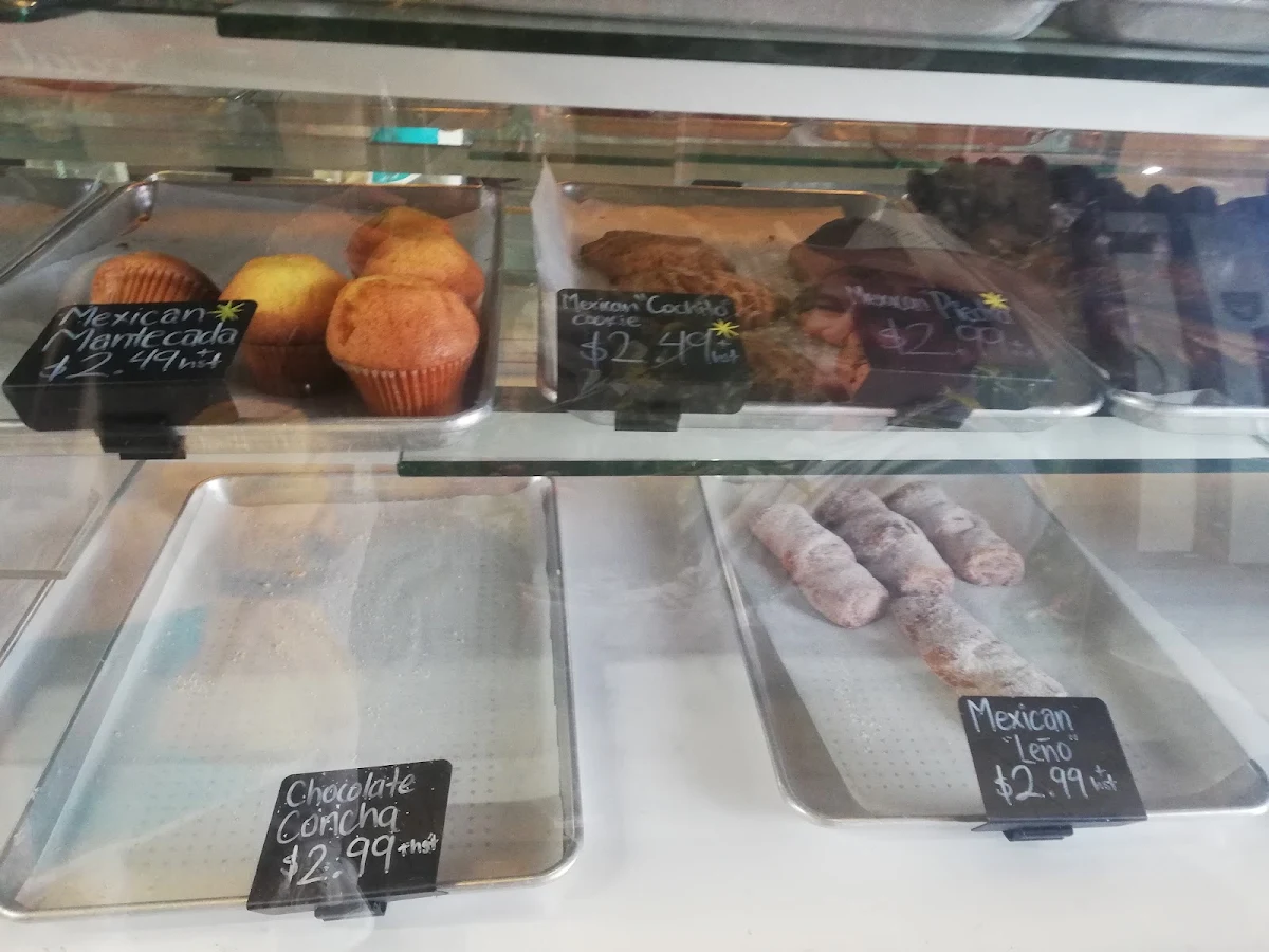 Vibe, Tres Panaderos - Pastry & Coffee Shop