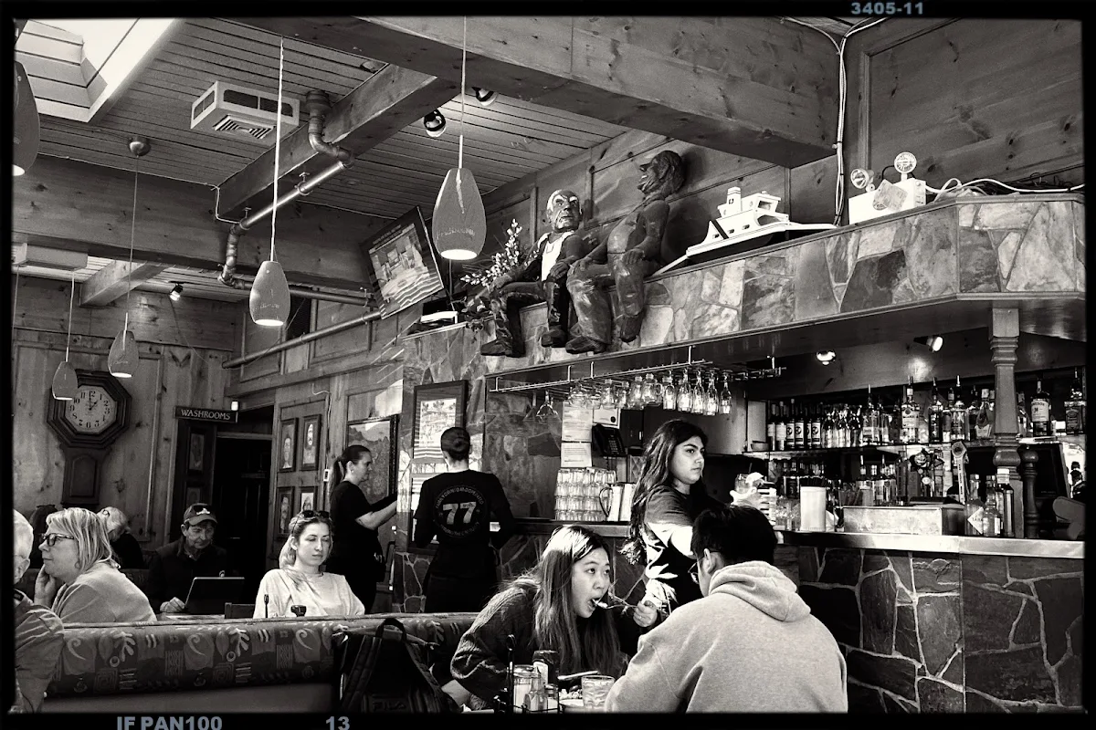 Vibe, Troll's Restaurant