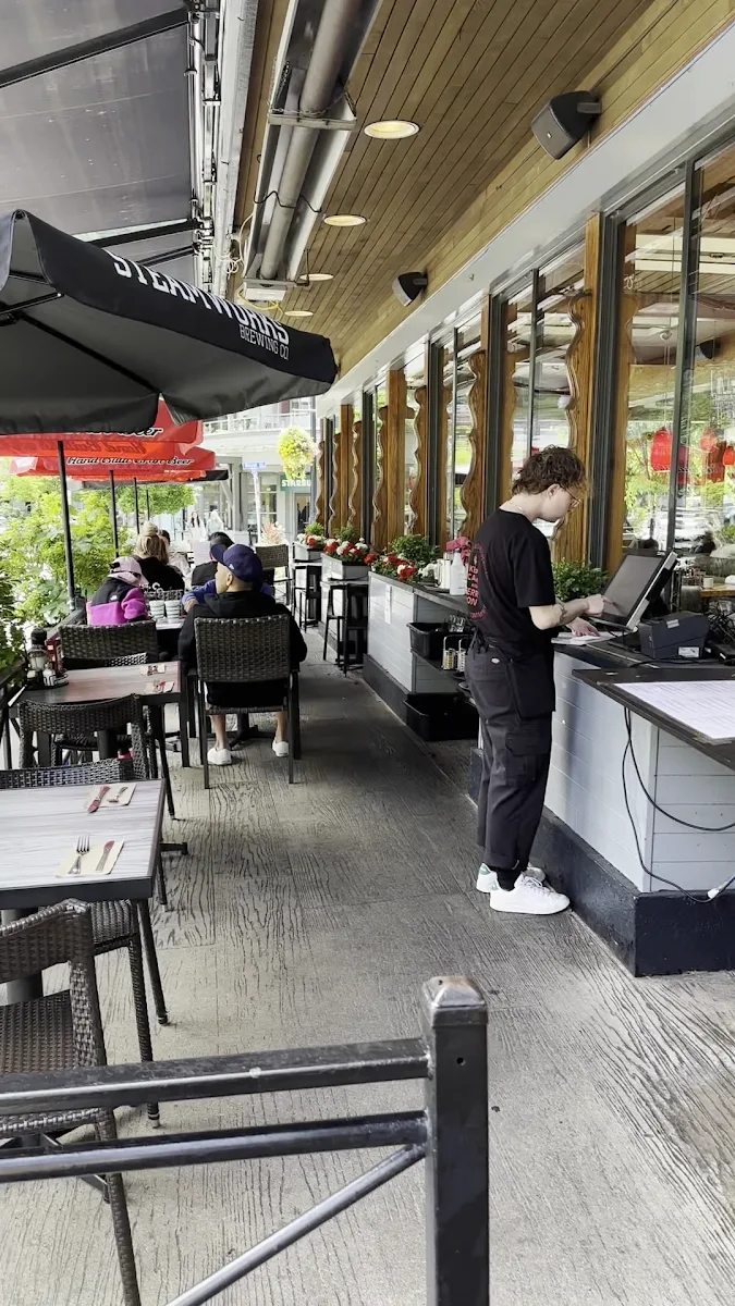 Vibe, Troll's Restaurant