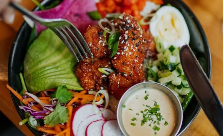 Poké au poulet miel épicé / Spicy honey chicken poké