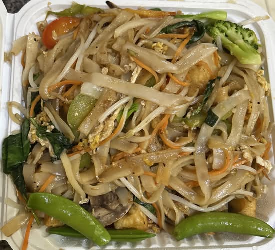 T18. SPICY THAI BASIL HO FUN (Stir-fried flat noodle with Thai sauce, bean sprout, red and green pepper, onion, scallion and basil.)