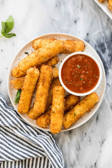 Mozzarella Sticks (6 Pieces)