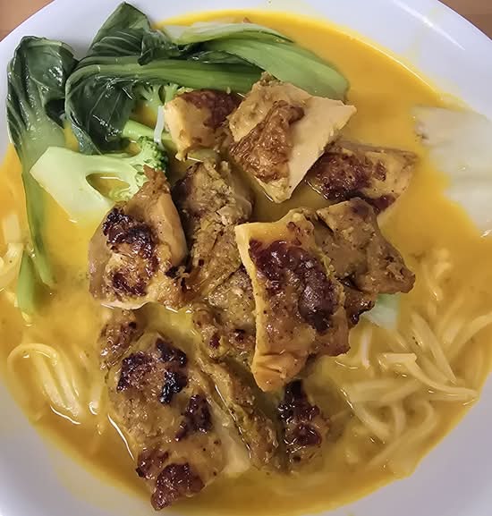 18. Yellow curry chicken & mix. veggie w/ noodle / egg noodle / rice