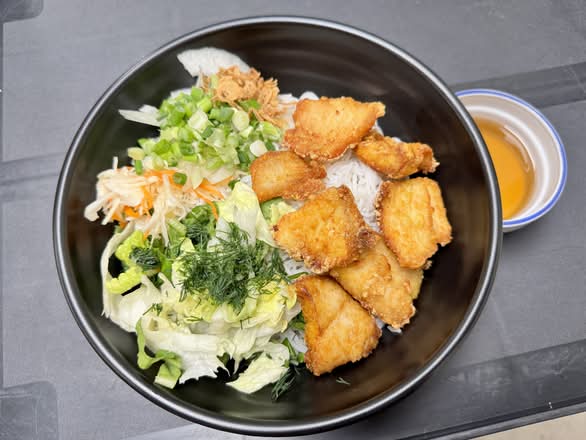 Bún cá chấm mắm tỏi ớt/ Vermicelli salad bowl with fried fish