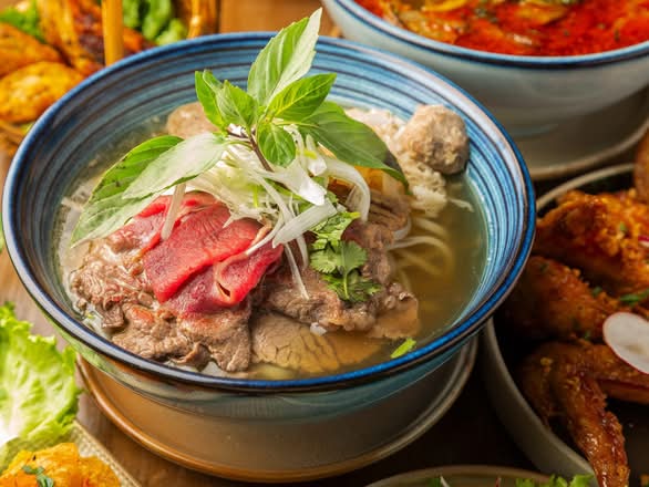 Phở ( Vietnamese beef noodle soup)