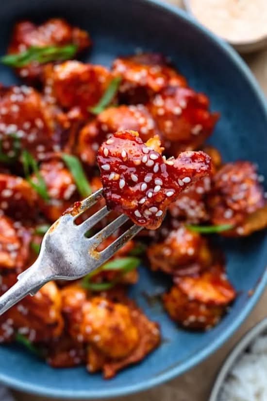 Cauliflower chickin wings in spicy korean sauce/ súp lơ trắng tẩm bột chiên giòn lắc sốt cay hàn quốc