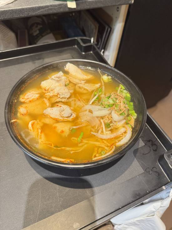 Hot and sour noodle soup with chicken ( Phở gà với súp Thái chua cay)