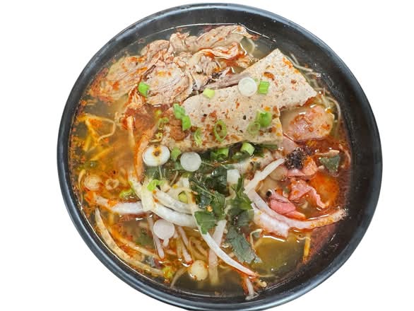 Bún Bò Huế ( bò tái, chả lụa, nạm bò) / Spicy lemongrass beef noodle soup