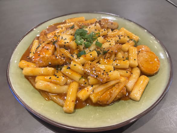 Tteokbokki/ Bánh gạo xào cá viên cay