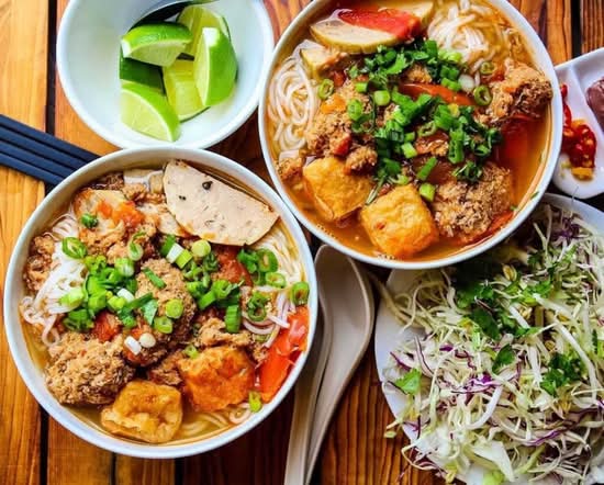 Bún riêu cua/ Crab vermicelli noodle soup( 2 chả lụa, 3 cua thịt viên, 3 đậu xốp